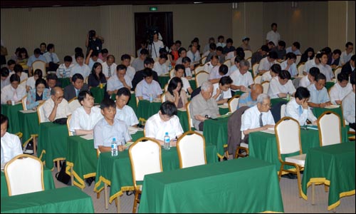 한국조세연구원이 13일 주최한 '기부문화 활성화 및 공익법인의 투명성 제고방안' 토론회에는 많은 청중들이 참여해 최근 논란이 된 종교인의 과세에 대한 뜨거운 관심을 대신했다. 